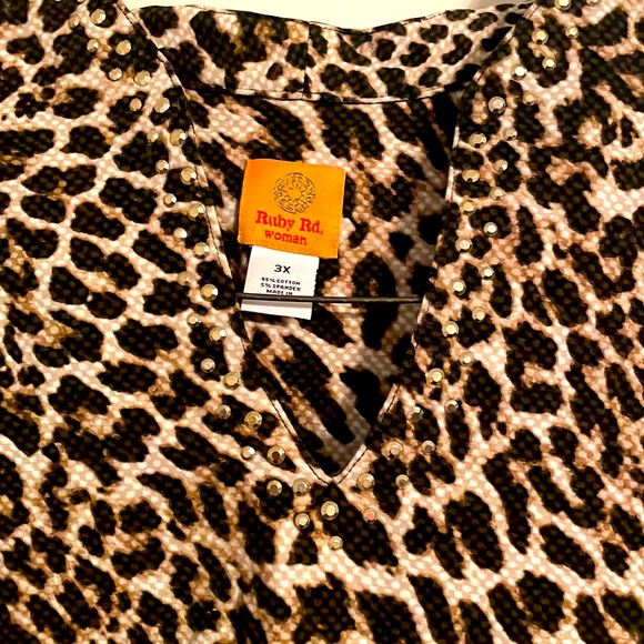 Long sleeve leopard print blouse NWT - Picture 2 of 4